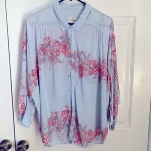 Woman’s XL American Eagle floral button blouse.